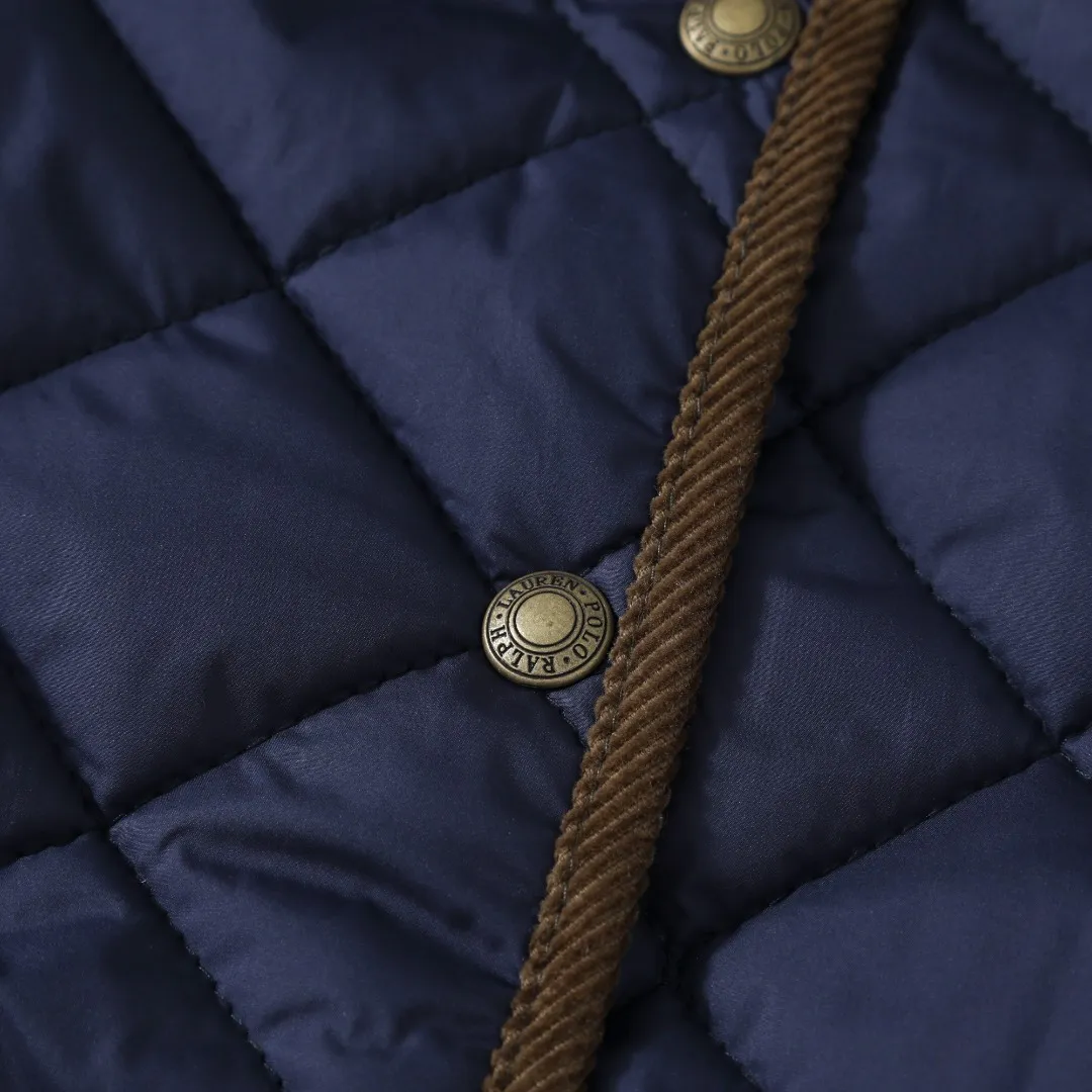 P350 #R53 Ralph Lauren Diamond Quilted Cotton Clothes Women's Tops Retro college style, classic diamond quilting, retro and warmth coexist. When delicate quilting stitches meet the three-dimensional diamond pattern, a warm cotton jacket with a college atmosphere. Exquisite details interpret autumn and winter textured outfits. 4-color versatile style, easy to control various occasions. Black classic｜Low-key high-end that never goes wrong Navy blue is calm | Quiet and intellectual temperament; Khaki is gentle | Creates a warm retro atmosphere; White is fresh | A touch of light halo in winter. Ingenuity is evident in the details, and the quality is at your fingertips. Customized metal buttons embellish the placket. Exquisite embroidery on the chest highlights the brand genes. 120g high-fill cotton is evenly filled. Commuting scene: Pair with straight trousers + loafers. Casual everyday: layered knitted skirt + short boots. College style: combination of jeans + canvas shoes. This winter, let the diamond pattern add elegance to you. Use a classic cotton coat to write your own retro fashion narrative. Color: Navy blue, black, white, khaki. Size: S M L XL. Bust: 107 111 115 119. Length: 65 66 67 68 Sleeve length: 64 64 64 64 Shoulder width: 42 43 44 45 S size: recommended within 100 catties M size: recommended within 120 catties L size: recommended within 140 catties XL size: recommended within 160 catties